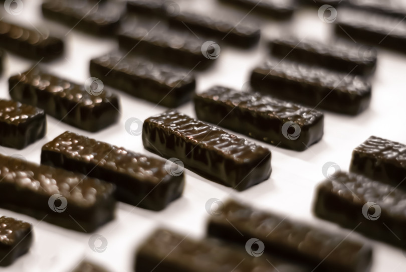 Скачать расплавленный шоколад выливают на противень на кондитерской фабрике, фотосток Ozero