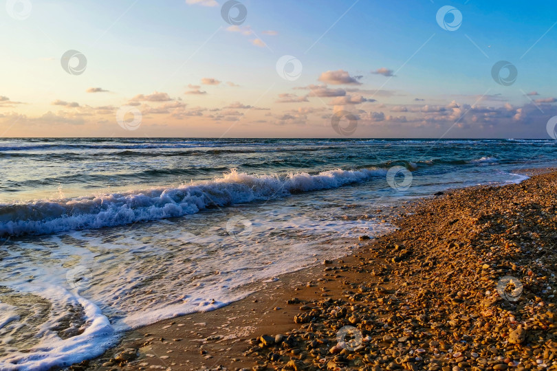 Скачать Морской пейзаж. Восход солнца на побережье фотосток Ozero
