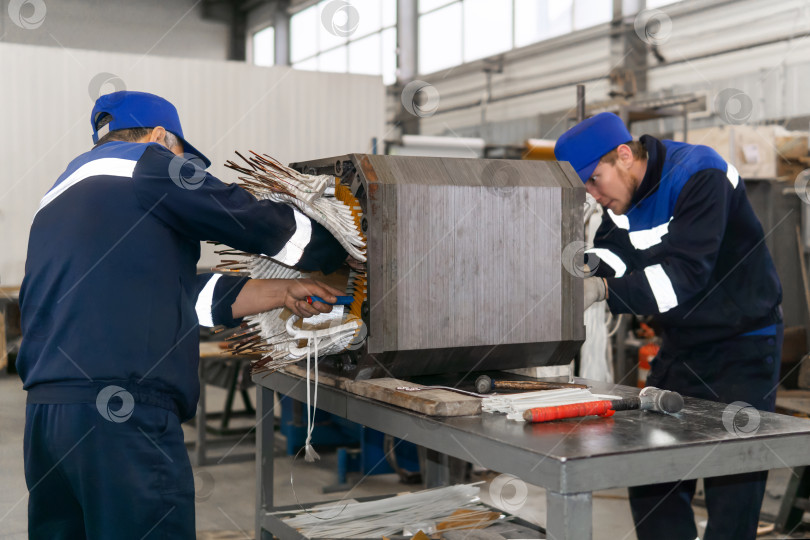 Скачать рабочие ремонтируют обмотку статора электродвигателя в рабочей фотосток Ozero