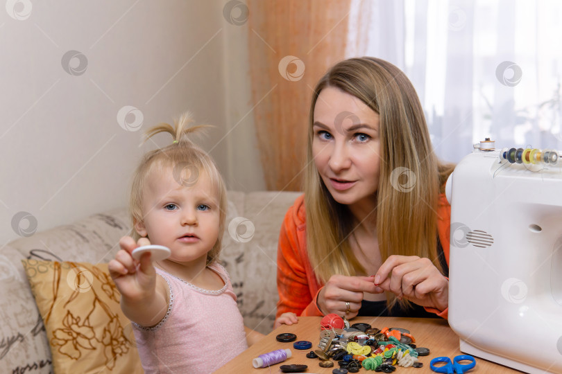 Скачать мать общается со своей маленькой дочерью, перебирая бу фотосток Ozero