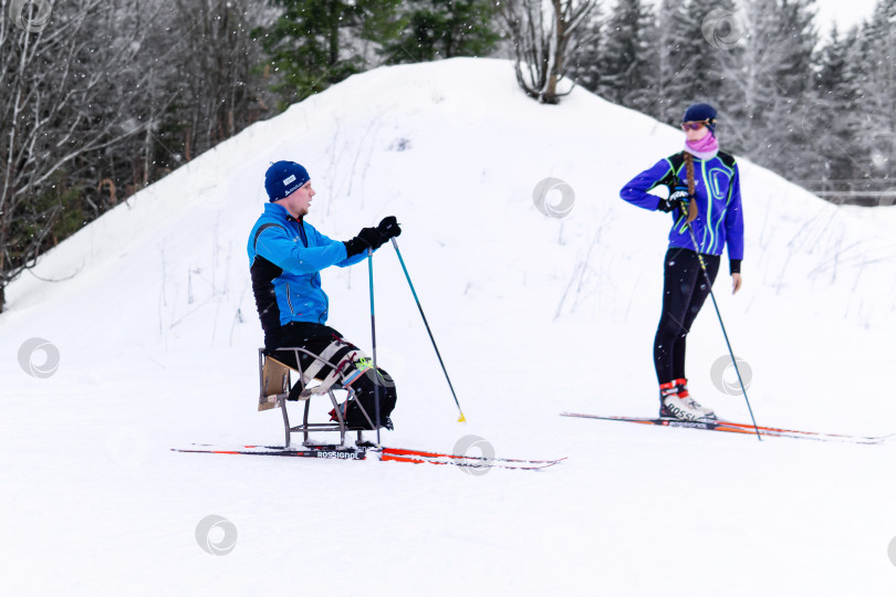 Скачать спортсмен-инвалид-лыжник тренируется на открытом воздухе фотосток Ozero