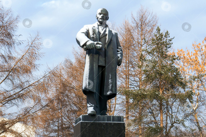 Скачать заснеженный памятник Владимиру Ленину в парке в Перми, Россия фотосток Ozero