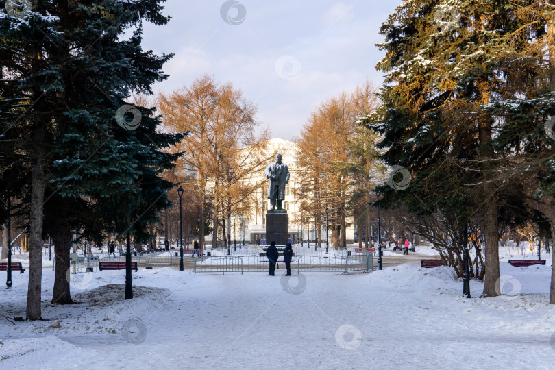 Скачать Памятник Владимиру Ленину в парке возле оперного театра в П фотосток Ozero