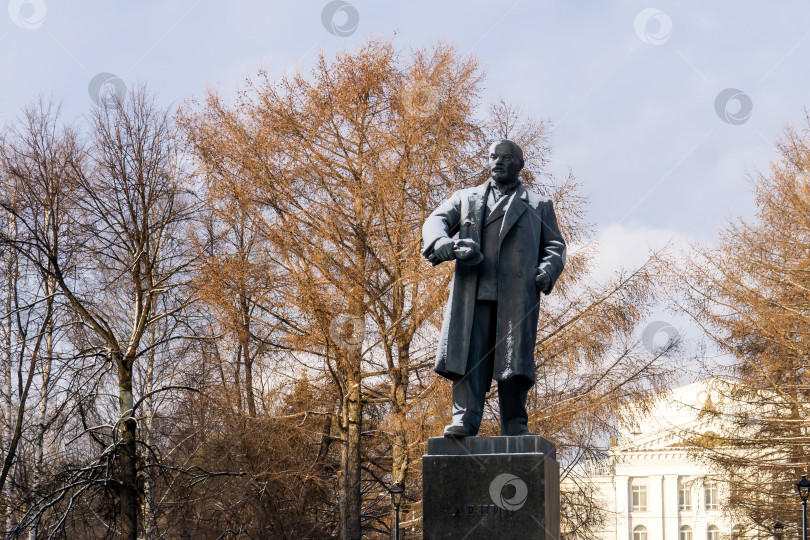 Скачать заснеженный памятник Владимиру Ленину в парке в Перми, Россия фотосток Ozero