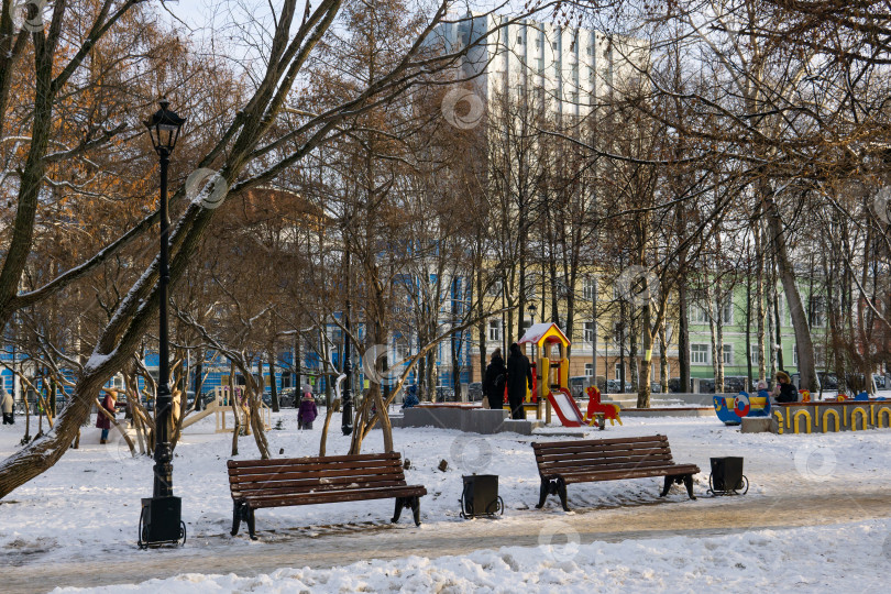 Скачать детская площадка в зимнем парке в Перми, Россия фотосток Ozero