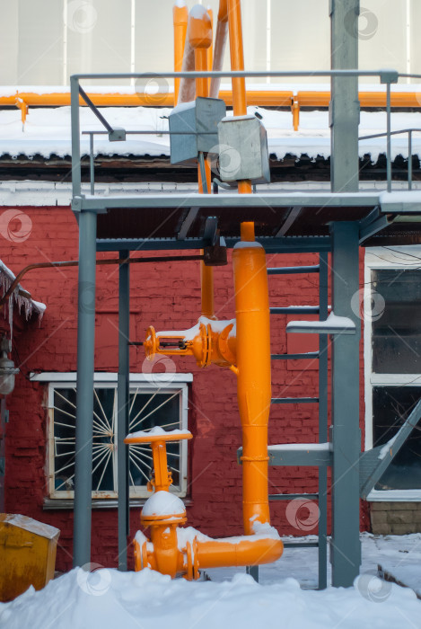 Скачать фрагмент промышленного газопровода с клапанами на открытом воздухе в w фотосток Ozero