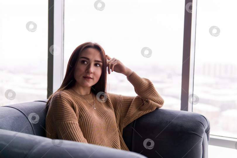 Скачать девушка, сидящая в кресле у окна зимним днем фотосток Ozero
