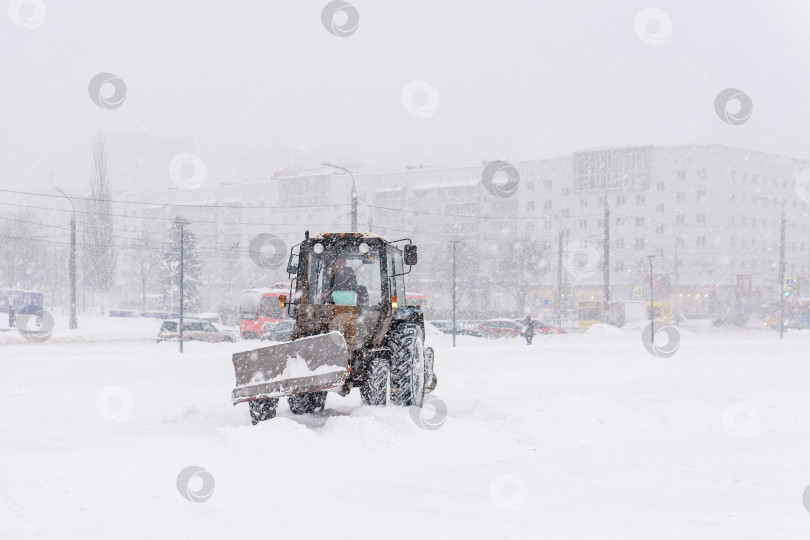 Скачать уборка снега во время сильного снегопада в Перми, Россия фотосток Ozero