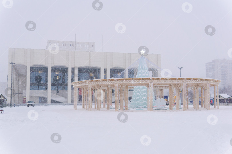 Скачать Площадь перед Пермским академическим театром-Театром с новыми декорациями фотосток Ozero