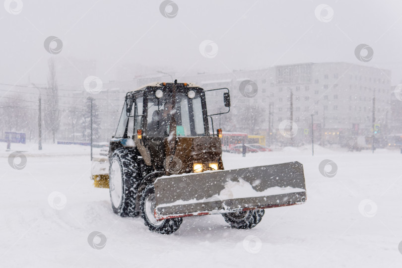 Скачать уборка снега во время сильного снегопада в Перми, Россия фотосток Ozero