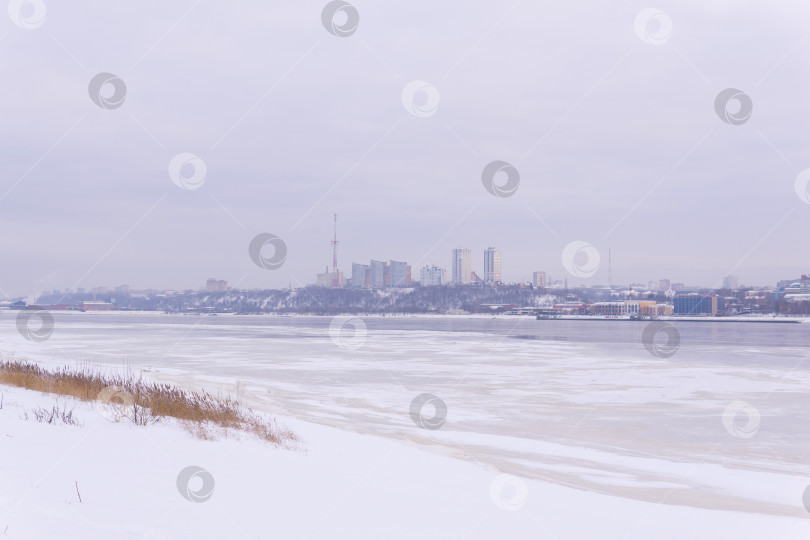 Скачать Вид на город Пермь, Россия, с правого берега реки Кам фотосток Ozero