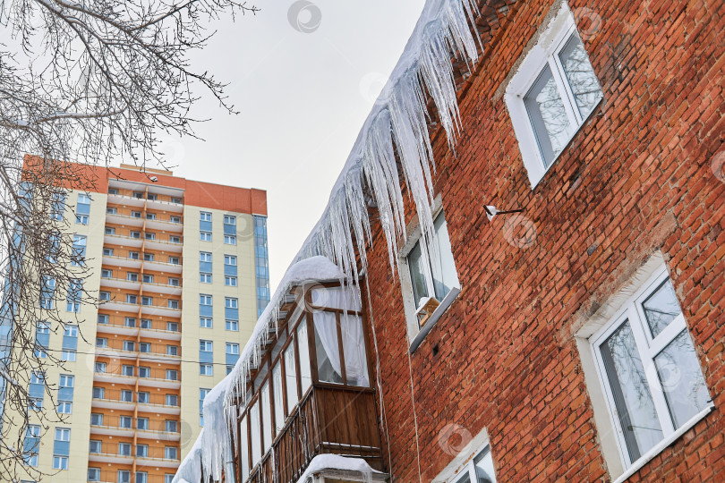 Скачать сосульки на крыше кирпичного дома фотосток Ozero