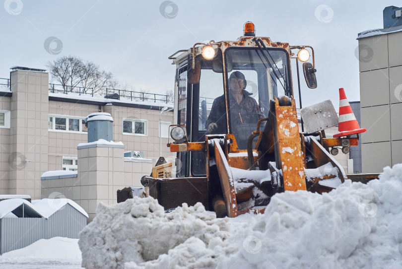 Скачать Погрузчик для уборки снега в Перми, Россия фотосток Ozero