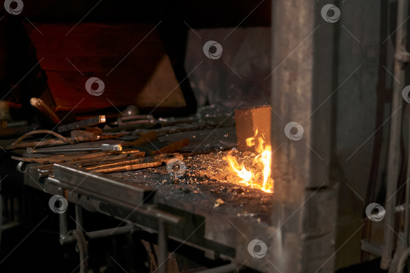 Скачать кузнечная печь с горящим пламенем и кузнечными инструментами фотосток Ozero