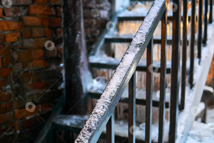 Скачать зимний фон - обледенелая наружная лестница фотосток Ozero