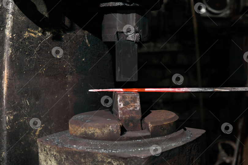 Скачать обработка горячей заготовки механическим кузнечным молотом, крупным планом фотосток Ozero
