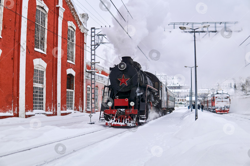 Скачать паровоз, проходящий через станцию Пермь-1, Россия фотосток Ozero