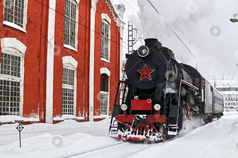 Скачать паровоз, проходящий через железнодорожную станцию зимой фотосток Ozero