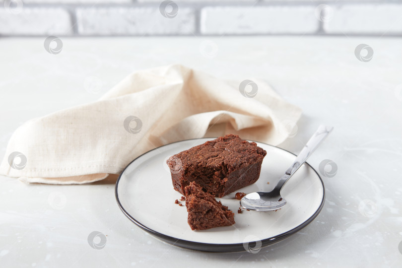 Скачать Десерт с шоколадными брауни на тарелке с салфеткой. Концепция пекарни, кондитерской фотосток Ozero