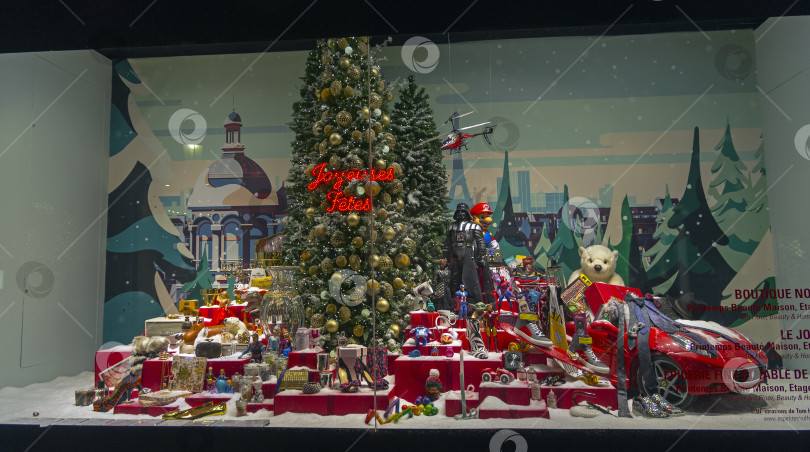 Скачать Рождественская елка в окружении разнообразных товаров в витрине магазина фотосток Ozero