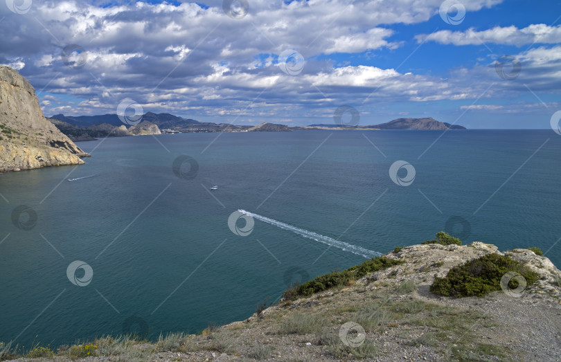 Скачать Прекрасный морской пейзаж в солнечный день. фотосток Ozero