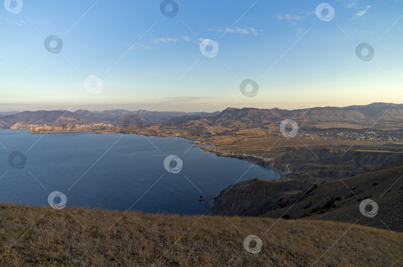 Скачать Крым. Вид на залив со склона мыса Меганом. фотосток Ozero