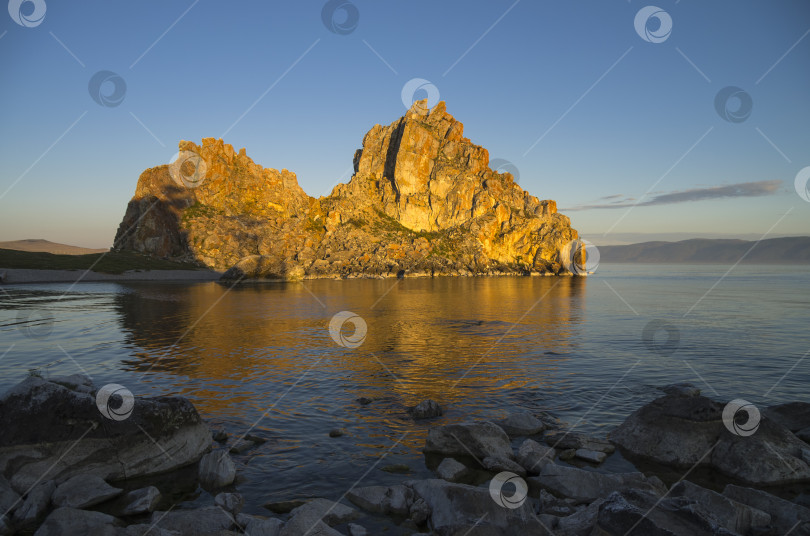 Скачать Шаманская скала в лучах восходящего солнца. Остров Ольхон, Байкал фотосток Ozero