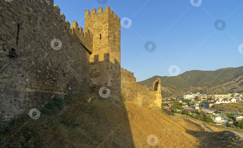 Скачать Генуэзская крепость в Судаке, Крым.  Тень башни на т фотосток Ozero