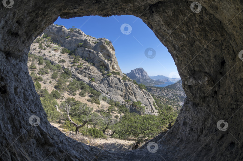 Скачать Вид изнутри небольшой пещеры.Крым. фотосток Ozero