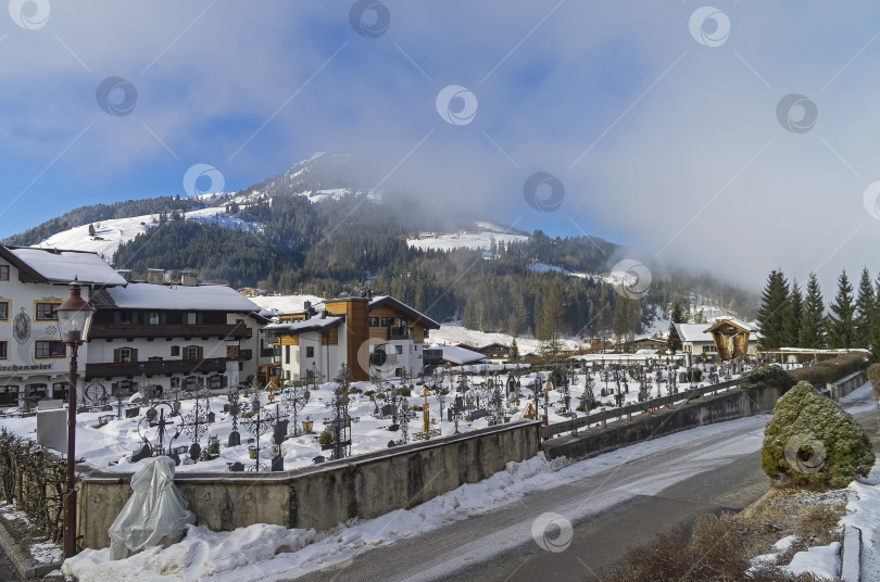 Скачать Кладбище в Кирхберге в Тироле, Австрия фотосток Ozero