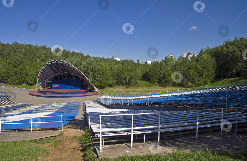 Скачать Летний театр в городском лесопарке. фотосток Ozero