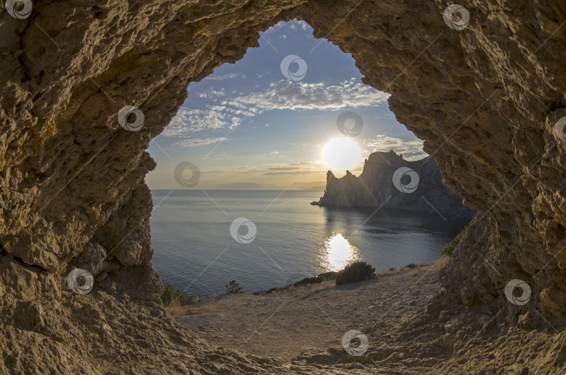 Скачать Вечернее солнце садится за прибрежные скалы. Крым. фотосток Ozero