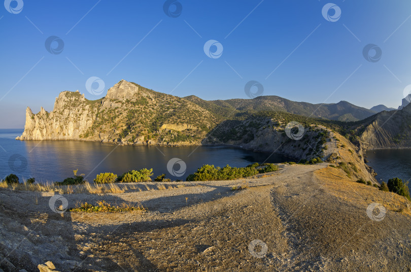 Скачать Небольшая бухта на побережье Черного моря утром. фотосток Ozero