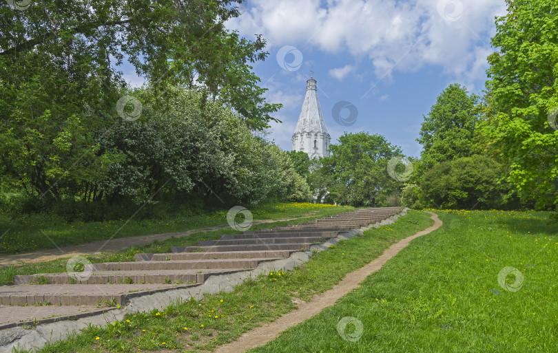 Скачать Тропинка к белокаменной православной церкви на склоне холма. фотосток Ozero