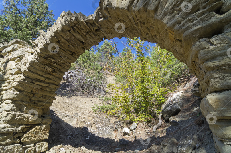 Скачать Небольшой акведук в Крымских горах. фотосток Ozero