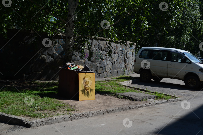 Скачать Портрет Ленина возле бака с мусором фотосток Ozero