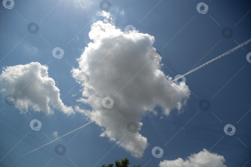 Скачать След от самолета пронзает облако фотосток Ozero