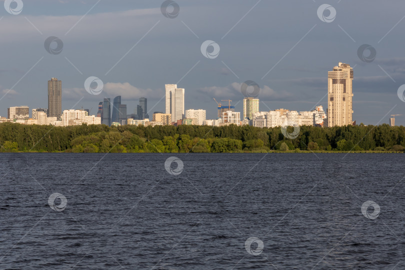 Скачать Строгинский залив. Вид на деловой центр Москва-Сити фотосток Ozero