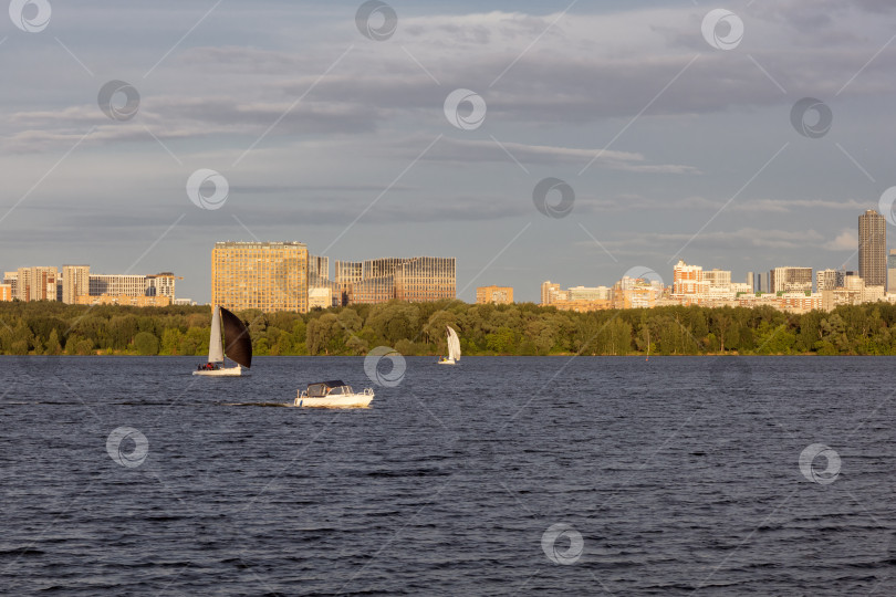 Скачать Строгинский залив. Парусники. Катер. Москва фотосток Ozero