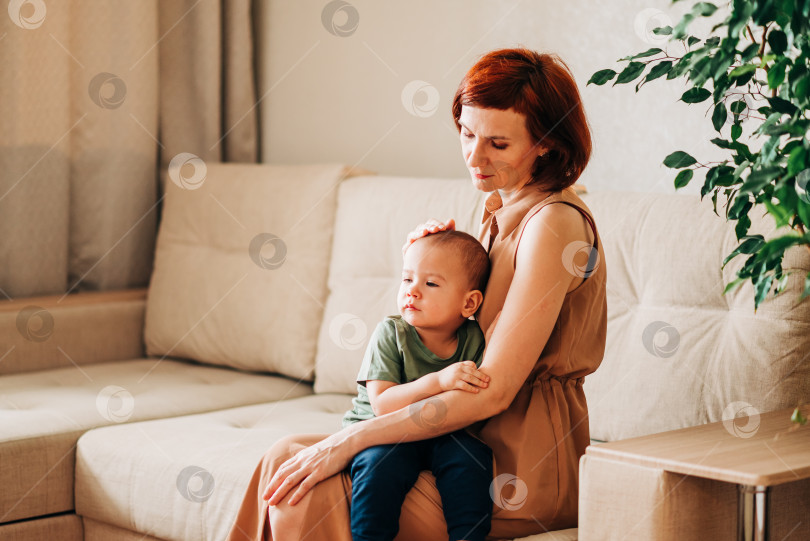 Скачать Милый маленький ребенок-мальчик со взрослой мамой, наслаждающийся временем дома. Семейные любовные отношения и материнское счастье фотосток Ozero