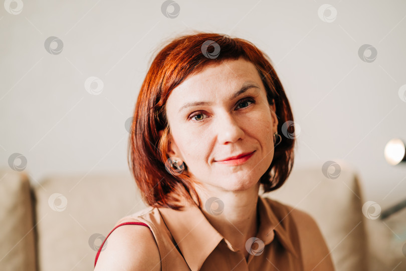 Скачать Снимок головы молодой рыжеволосой женщины в повседневной одежде делового стиля с короткой стрижкой. фотосток Ozero