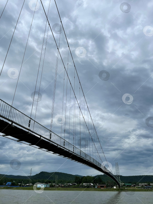 Скачать Подвесной мост через реку Иркут в селе Шаманка, Иркутская область, Россия фотосток Ozero