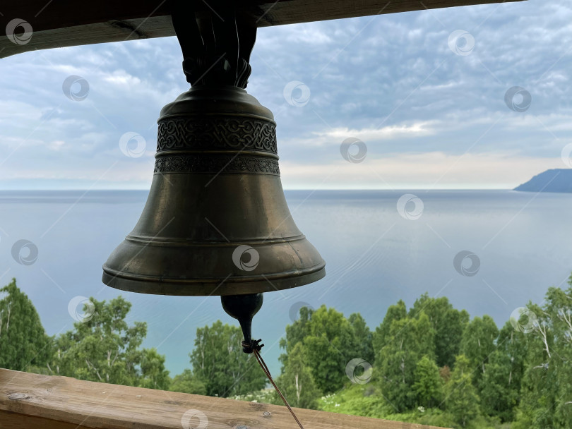 Скачать Колокол на колокольне христианской церкви на фоне озера Байкал, Россия фотосток Ozero
