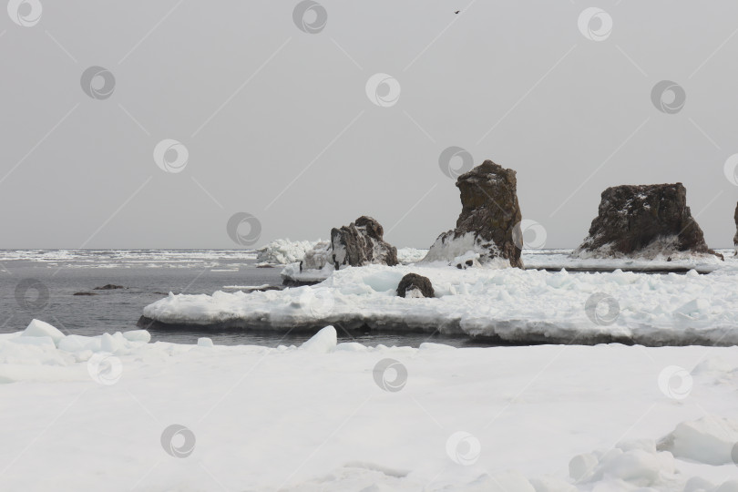 Скачать Скалы в Охотском море на Сахалине фотосток Ozero