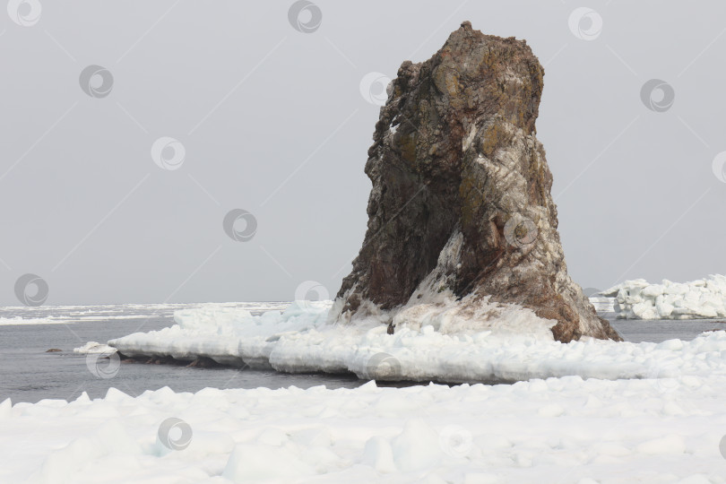 Скачать Скала на побережье Охотского моря фотосток Ozero