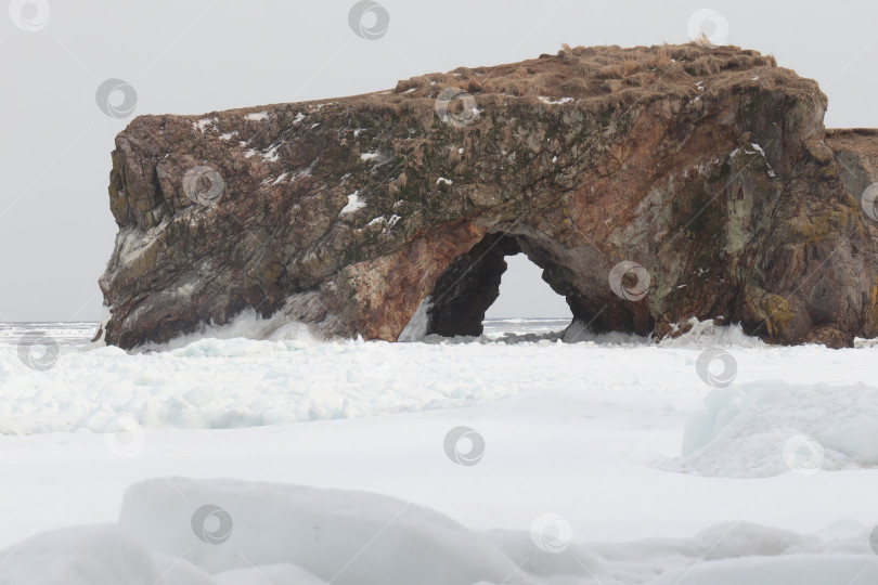 Скачать Скальная арка на мысе Птичий на Сахалине фотосток Ozero