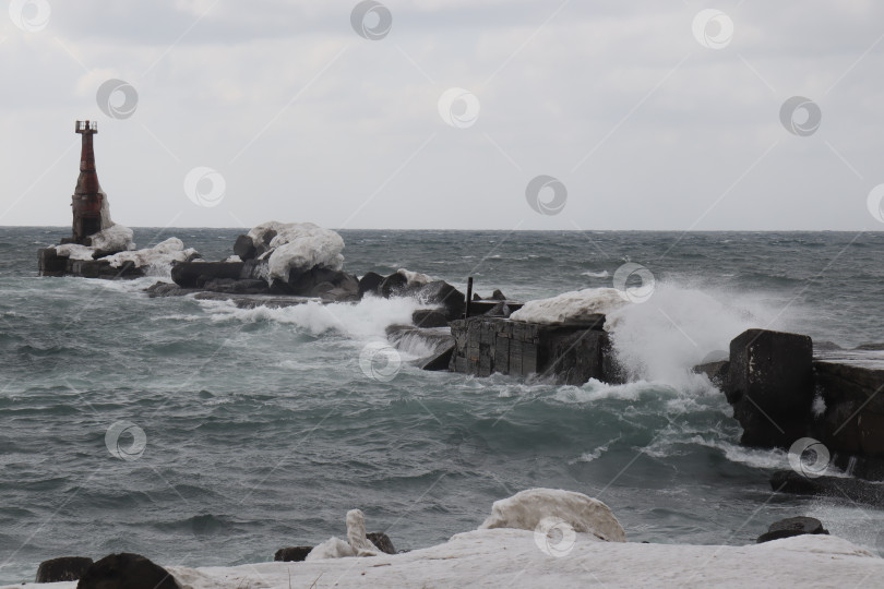 Скачать Шторм в море у берегов Сахалина фотосток Ozero