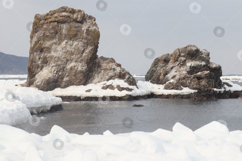 Скачать Скалы на мысе Птичий на Сахалины фотосток Ozero