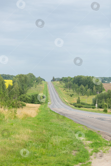 Скачать Пустая дорога между городами летним днем фотосток Ozero