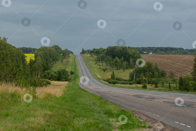 Скачать Пустая дорога между городами летним днем фотосток Ozero